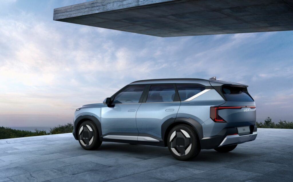 Kia EV5 elbil parkerad på uppfart