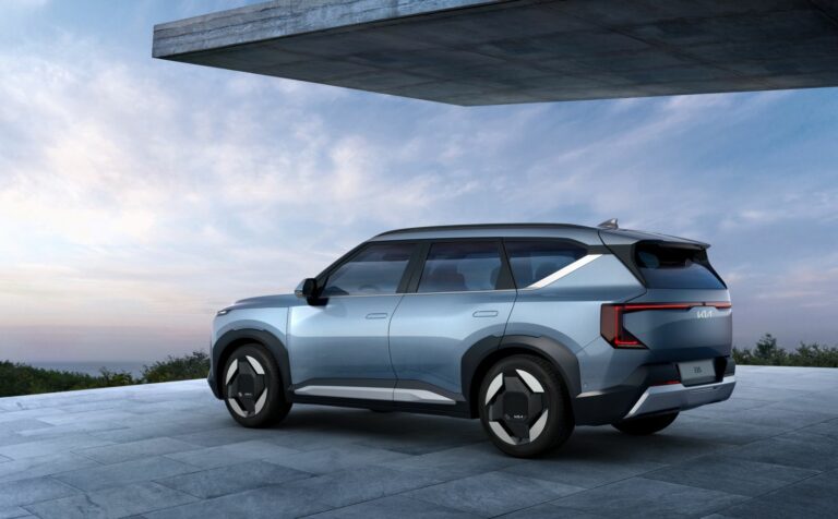 Kia EV5 elbil parkerad på uppfart