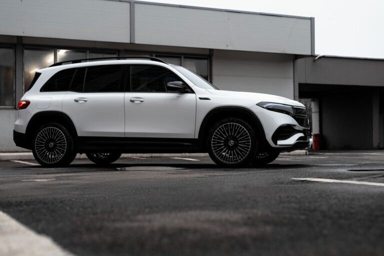 Vit elektrisk SUV parkerad utomhus, typisk familjebil i elbilsegmentet