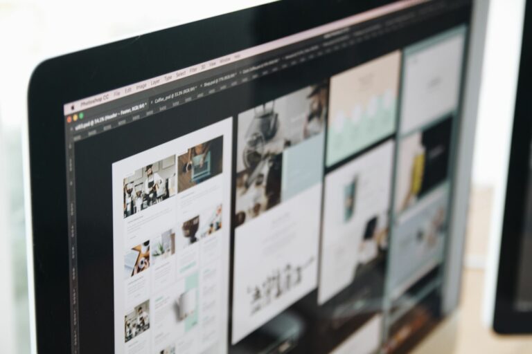 Arbetsplats med dator – webbyrå och webbutveckling
