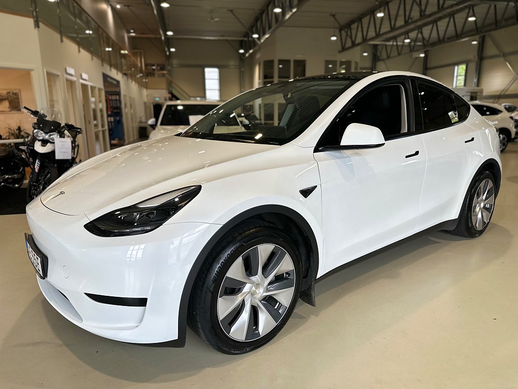 Tesla Model Y Standard Range RWD 299hk / Dragkrok / MOMS