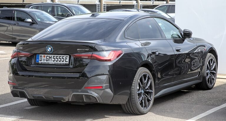 Svart BMW i4 eDrive40 – begagnad BMW elbil