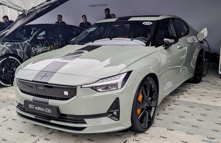 Polestar 2 som laddas – begagnad Polestar elbil