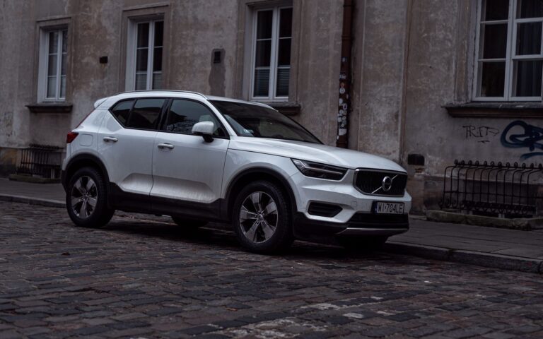 Vit Volvo XC40 elbil begagnad parkerad i stadsmiljö