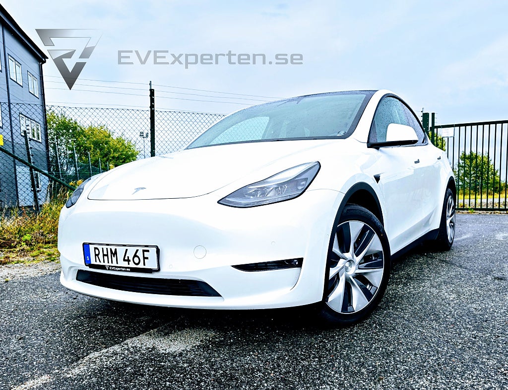 Tesla Model Y Long Range AWD Long Range EAP Drag  Pano Moms
