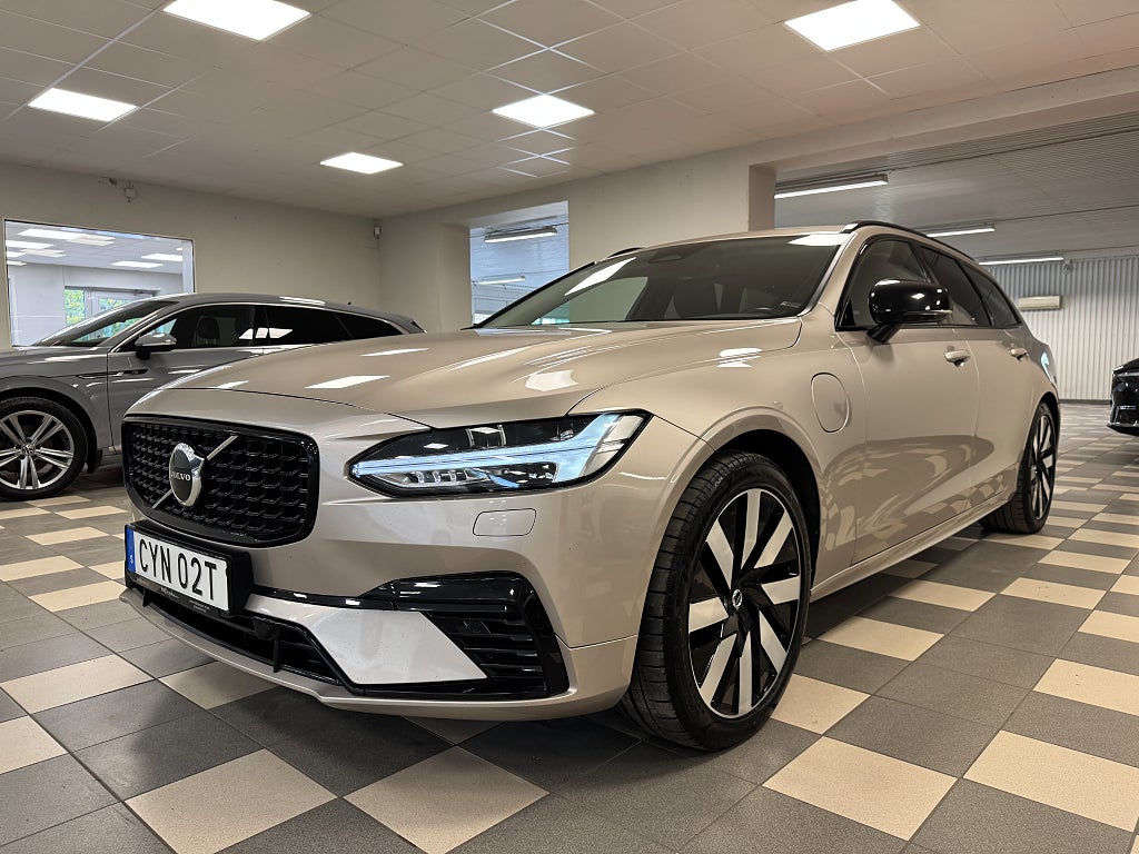 Volvo V90 Recharge T6 AWD Plus Dark Helskinn Navi Drag 350 Hk
