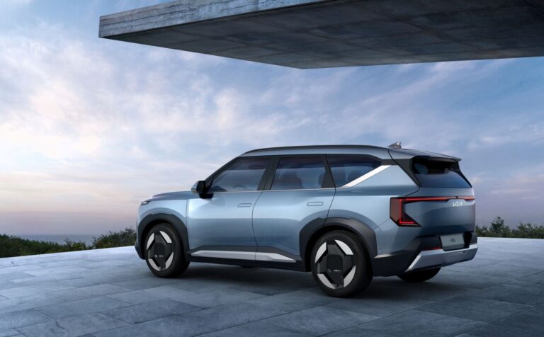 Kia EV5 elbil parkerad på uppfart - illustration till Kia elbil begagnad