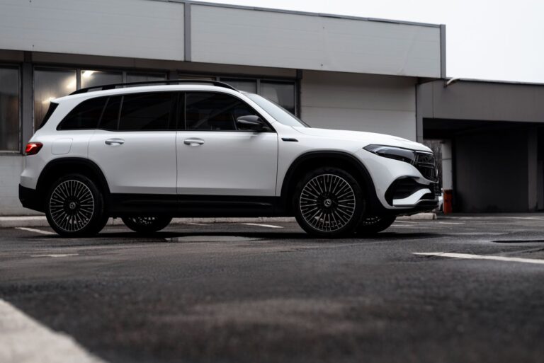 Vit el-SUV i parkeringsmiljö - illustration till Mercedes elbil och laddhybrid begagnad