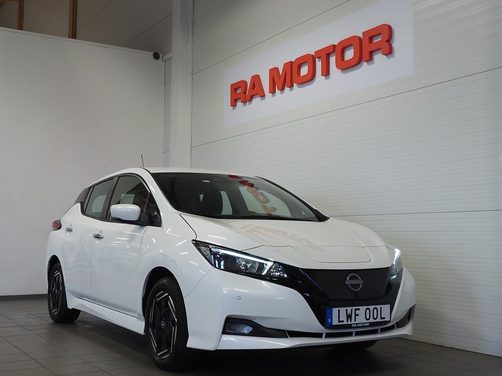 Nissan Leaf Acenta 40kWh 150hk 360° Driver Assist Rattvärme Moms